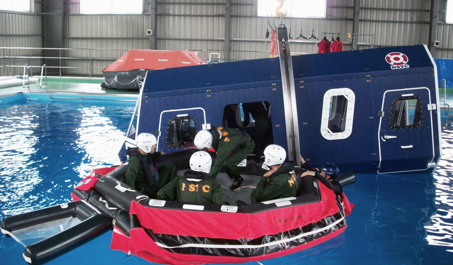 直升机水中逃生训练时的情景