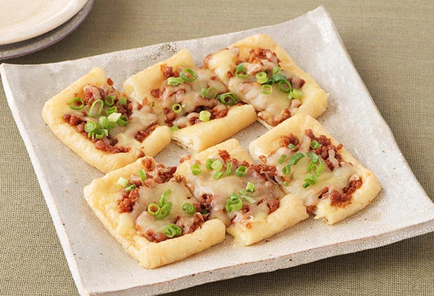 とりそぼろと豆腐の油揚げのチーズ焼き