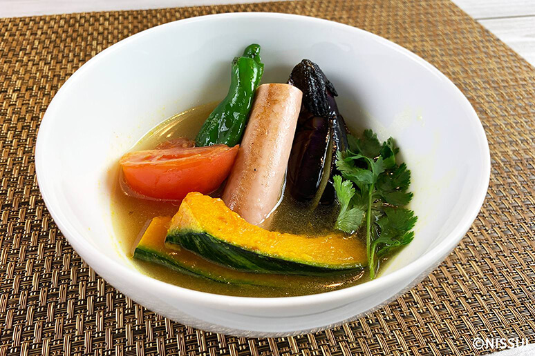 【写真】おさかなのソーセージと夏野菜のスープカレー