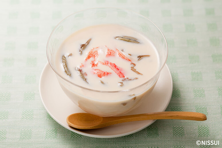【写真】海からサラダフレークとじゅんさいの冷製豆乳スープ