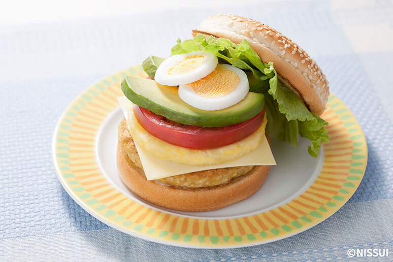 【写真】カレー風味のお魚バーガー