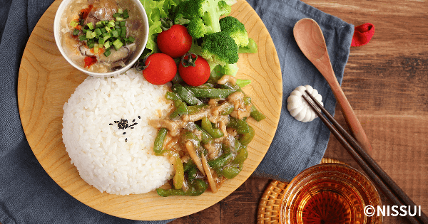 レンジでつくる 青椒肉絲 とサバの酸辣湯の中華ワンプレート レシピ ニッスイ