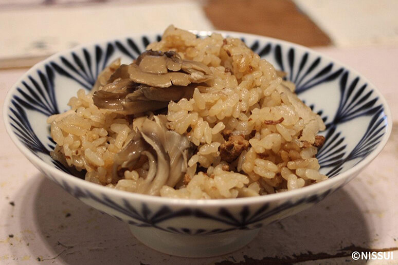 とりそぼろと舞茸の炊き込みご飯 レシピ ニッスイ