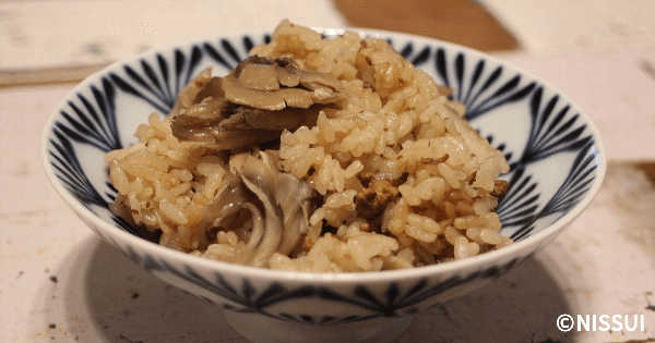 とりそぼろと舞茸の炊き込みご飯 | レシピ | ニッスイ