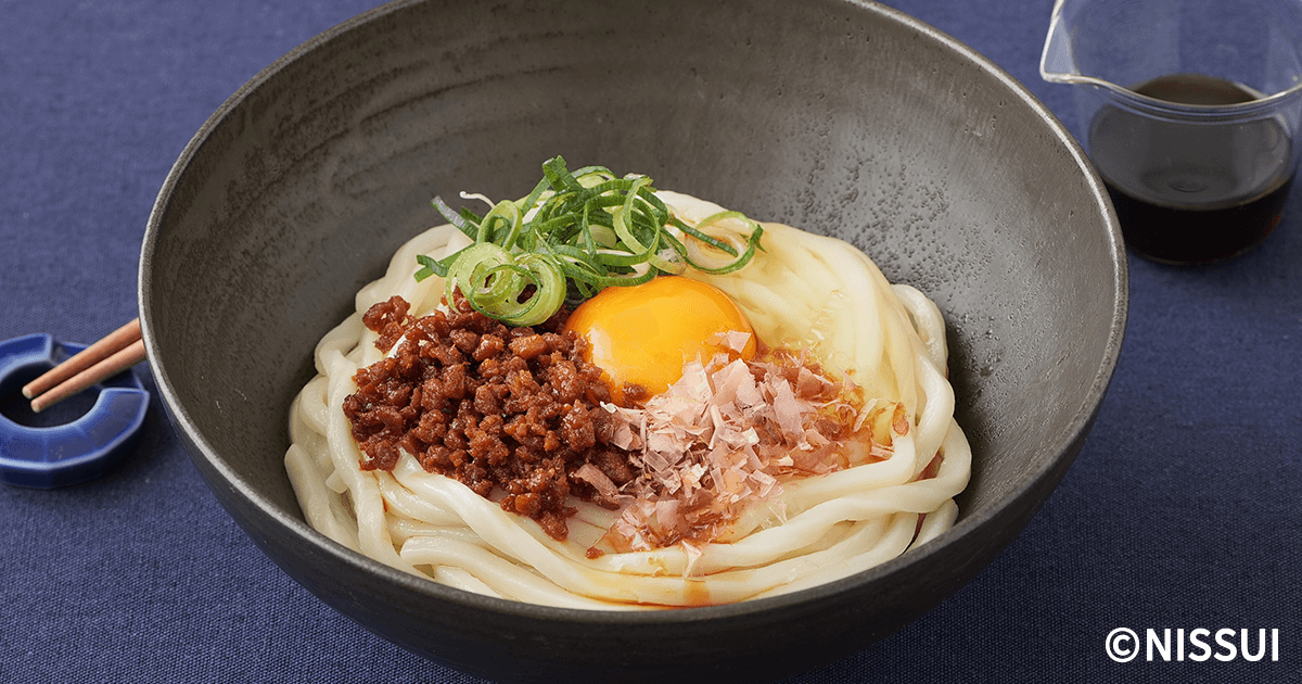 とりそぼろの釜玉うどん | レシピ | ニッスイ