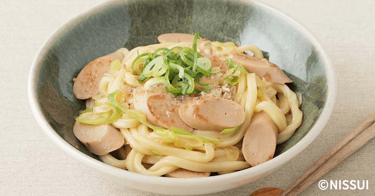 真あじの旨味ソーセージとたっぷりネギの焼きうどん