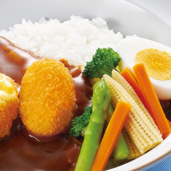 コーンクリームコロッケの彩りトッピングカレー