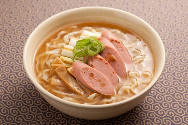 おさかなのソーセージと焼きねぎのラーメン