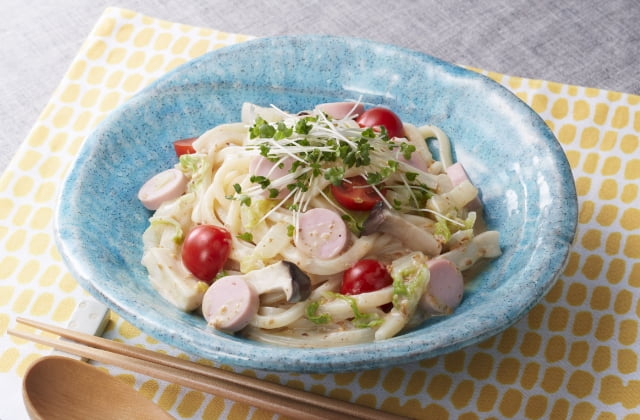 ドレッシングで簡単！おさかなのソーセージのごまドレうどん