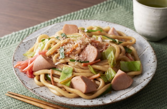 おさかなのソーセージの焼きうどん