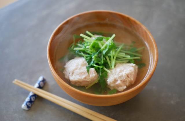 おさかなのソーセージ入り鶏団子と豆苗のスープ