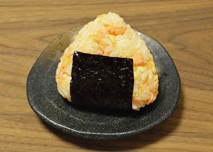 鮭ほぐしとあげ玉のおにぎり