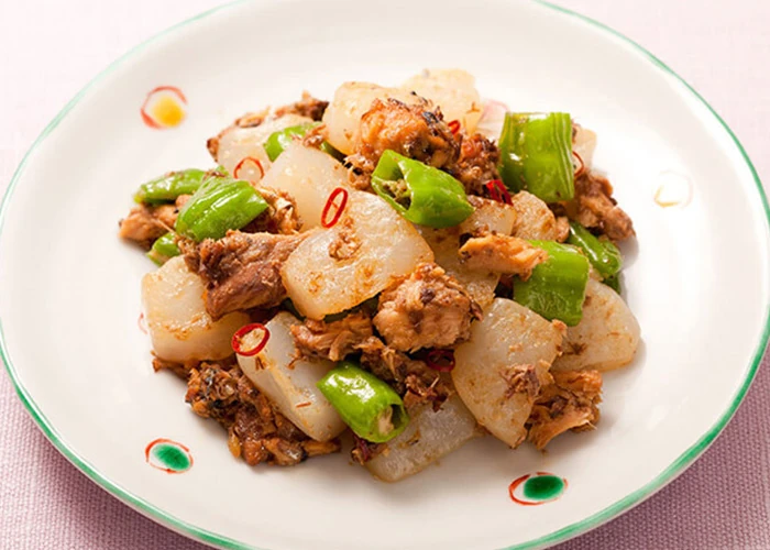 さば味付とこんにゃくのピリ辛炒め